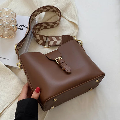 New women's bag with a premium feel, wide strap crossbody bucket bag, fashionable and trendy must-have popular design