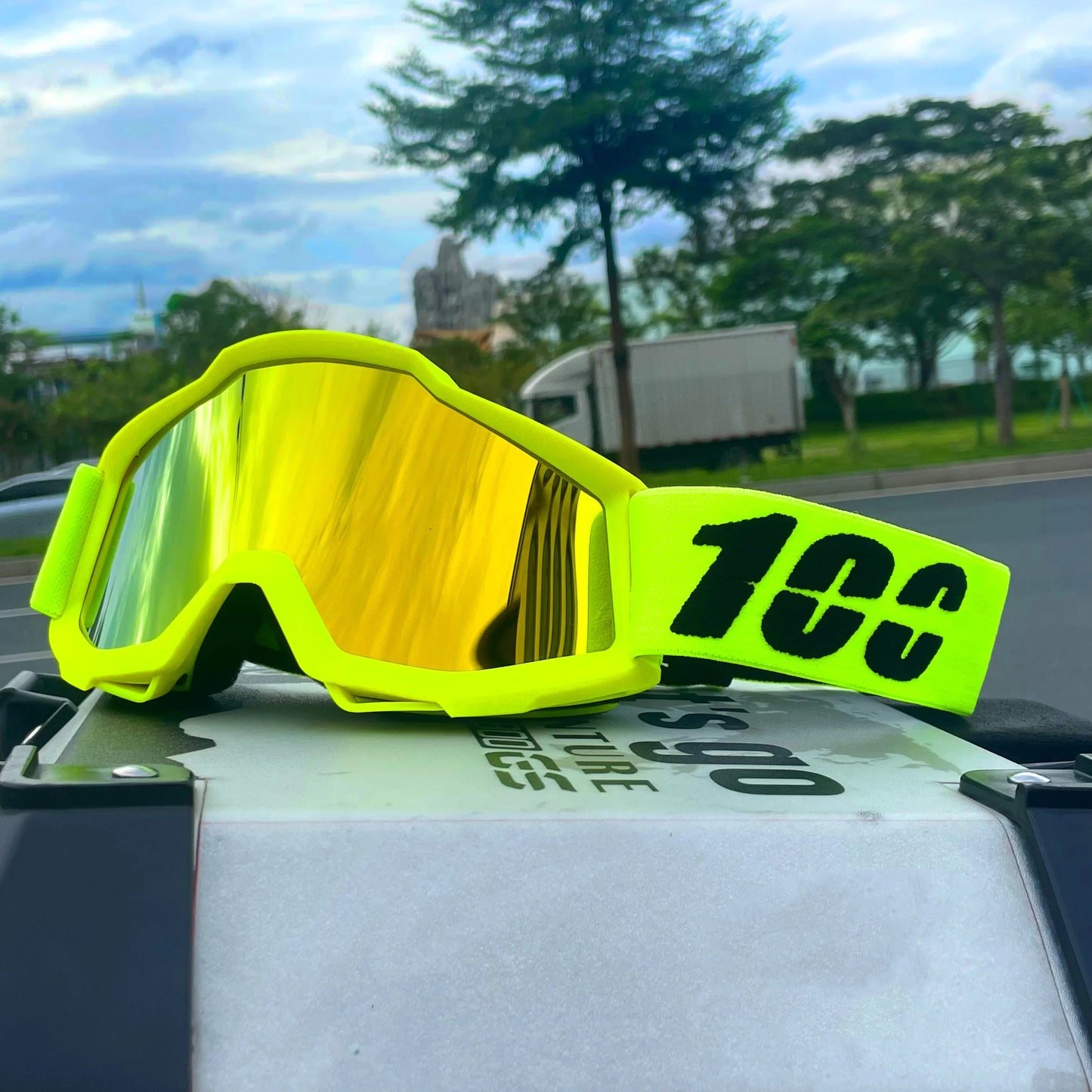 Outdoor motocross goggles for dirt bike, MTB, skiing & sports. Windproof, dustproof, UV protection. Universal fit.