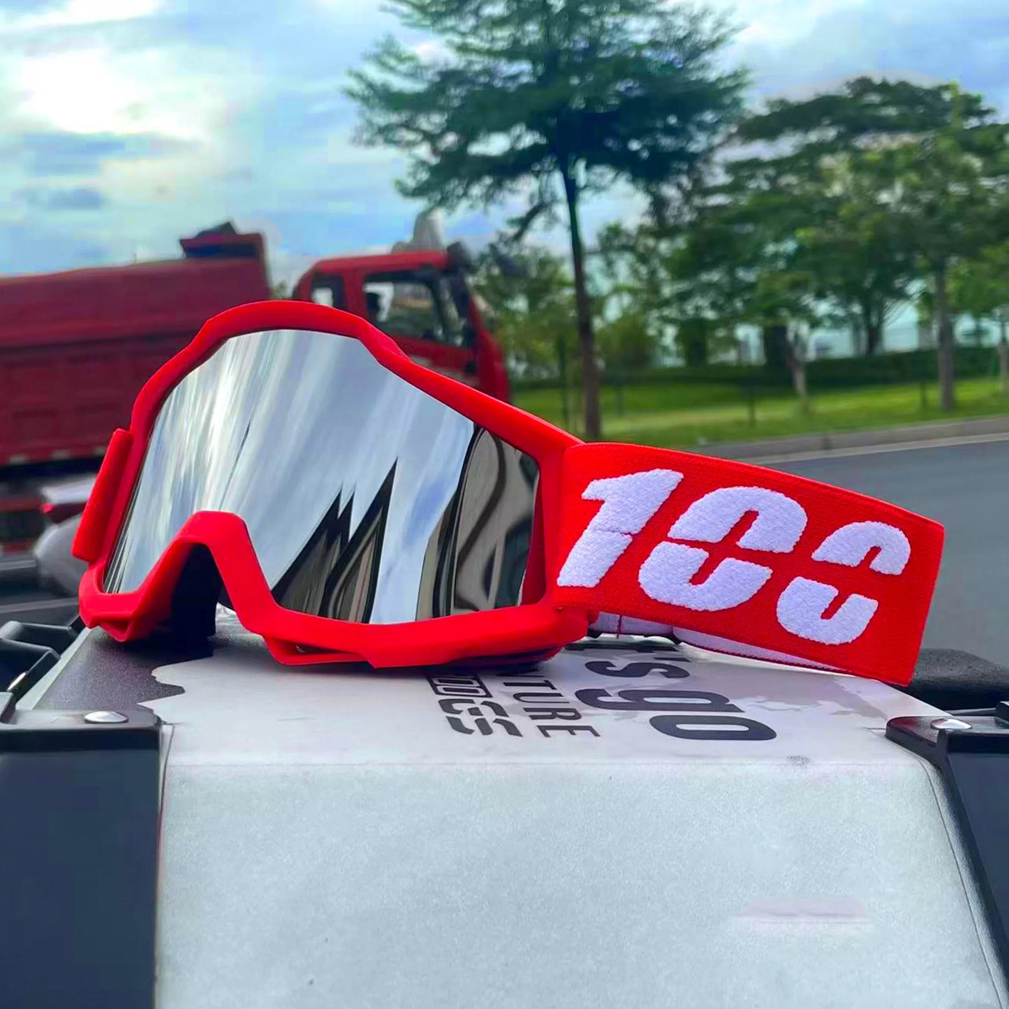 Outdoor motocross goggles for dirt bike, MTB, skiing & sports. Windproof, dustproof, UV protection. Universal fit.