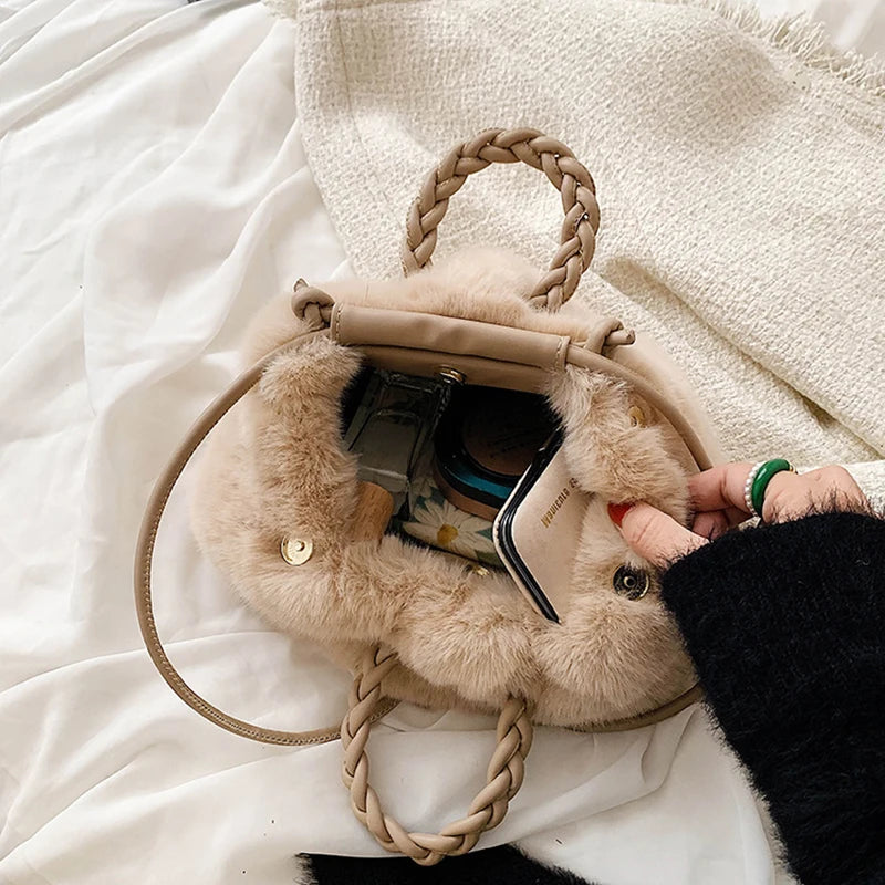 Autumn and Winter Plush Shoulder Crossbody Bag Women's Fashion Pleated Warm Faux Fur Hobos Bag Sweet Small Handbag