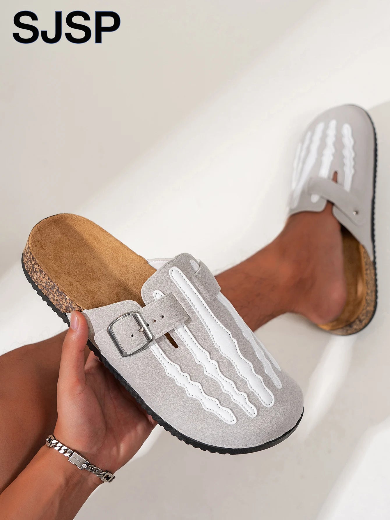 Men's New Half-Slip Halloween Trendy Skeleton Print Slip-On Design Sandals, Closed-Toe Low-Top Buckle Strap Casual Slippers, Suitable for Indoor and Outdoor Wear, Spring, Summer, and Autumn, Unique Street Style Simple Design