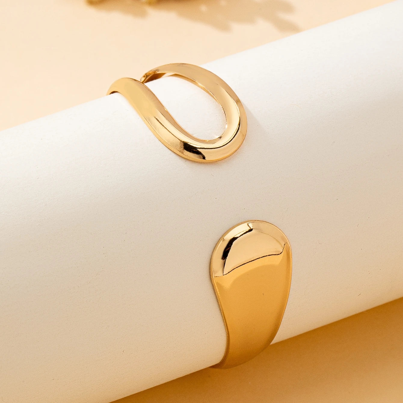 A Women's Fashionable Open Bracelet, Stylish and Versatile Hollow Geometric Design Open Bracelet, Suitable for Everyday Wear