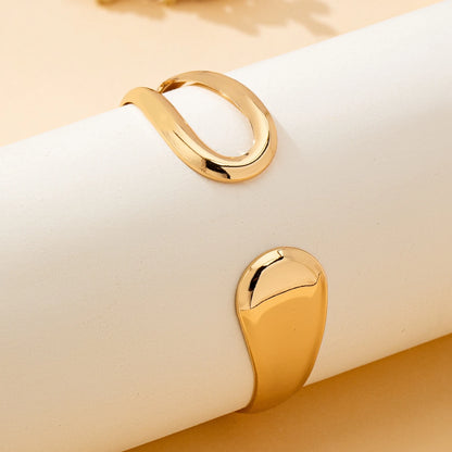 A Women's Fashionable Open Bracelet, Stylish and Versatile Hollow Geometric Design Open Bracelet, Suitable for Everyday Wear