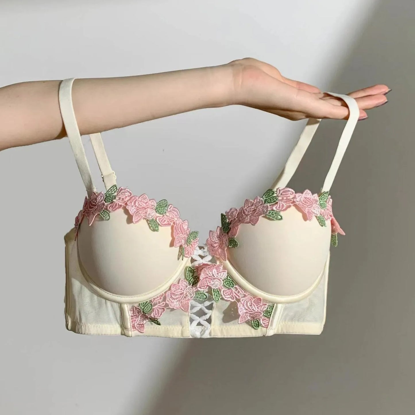 MOYISU Victorian Lingerie Set - Delicate Cream Bralette with Floral Stitch, Retro Sweetheart Neckline for Petite Bust Elegance