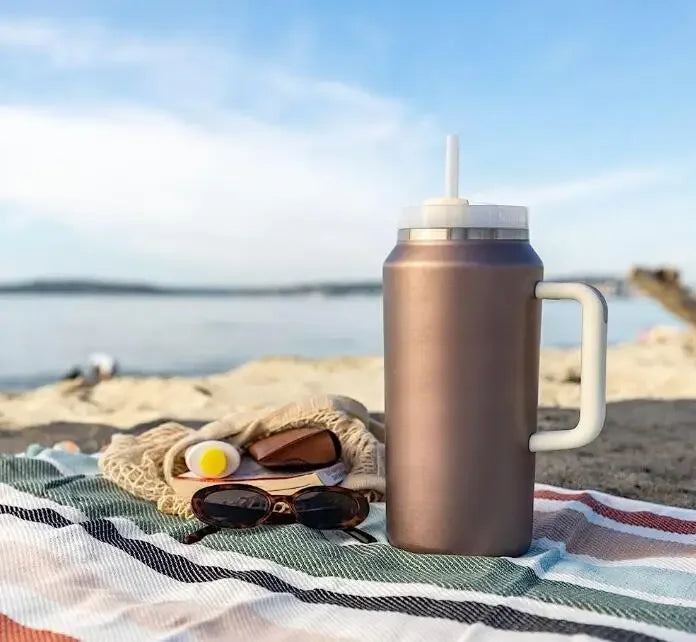 New 64OZ Handle Cup Double-layer Thermos Cup 304 Handle Car Water Cup with Straw for Hot and Cold Drinks, Camping and Sports