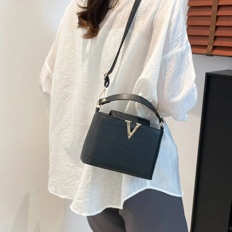 New Fashionable V Decor Shoulder Bag Trendy Ins Bucket Crossbody Handbag For Women