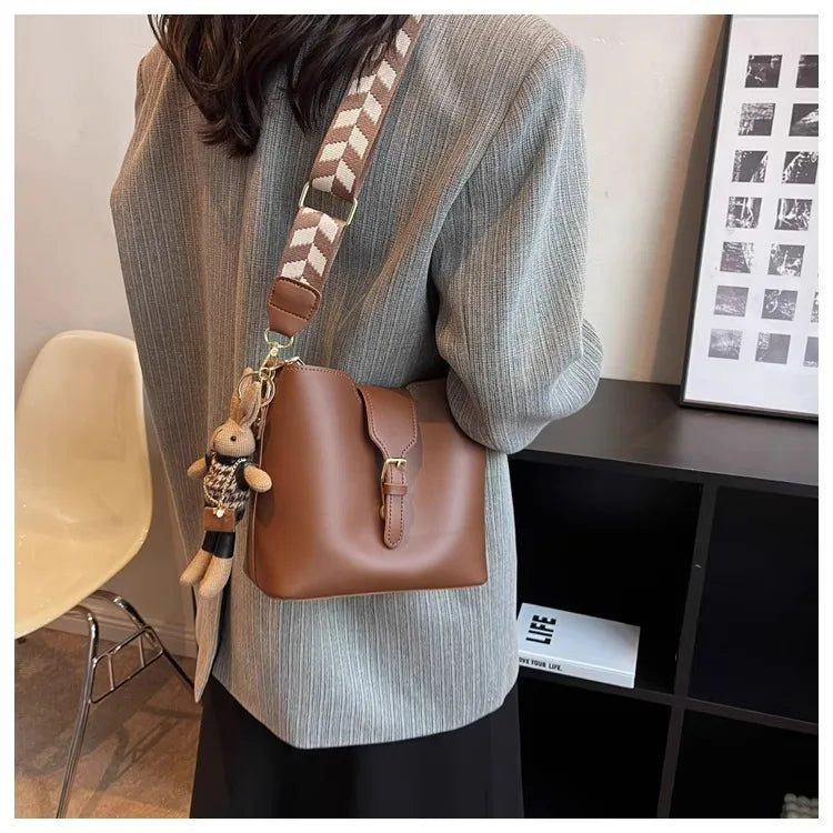 New women's bag with a premium feel, wide strap crossbody bucket bag, fashionable and trendy must-have popular design