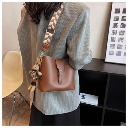 New women's bag with a premium feel, wide strap crossbody bucket bag, fashionable and trendy must-have popular design