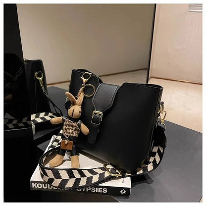 New women's bag with a premium feel, wide strap crossbody bucket bag, fashionable and trendy must-have popular design