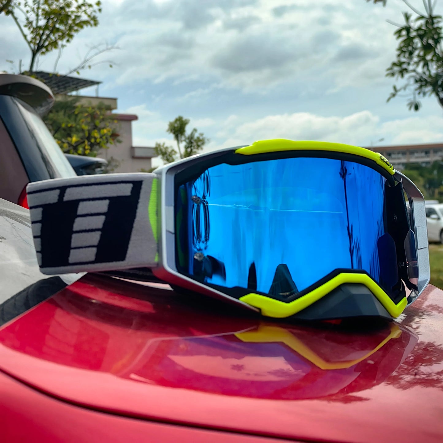 New Motorcycle Goggles Anti-Fog HD Lens, Motocross Glasses Windproof Protective Eyewear for MX MTB Cycling Riding Men & Women