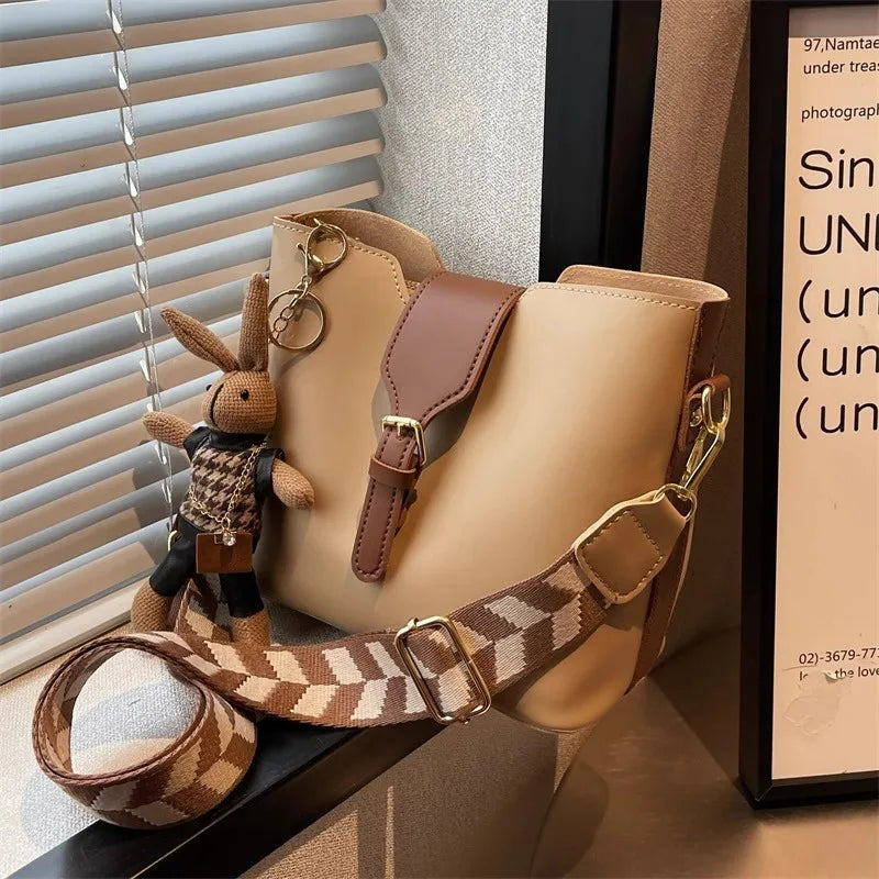 New women's bag with a premium feel, wide strap crossbody bucket bag, fashionable and trendy must-have popular design