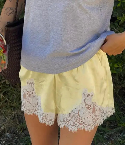 Women Lace Ruffled Solid White Shorts New Summer Autumn Fashion Sweet Satin Female Short Pants Holiday Beach Lady Clothing ﻿