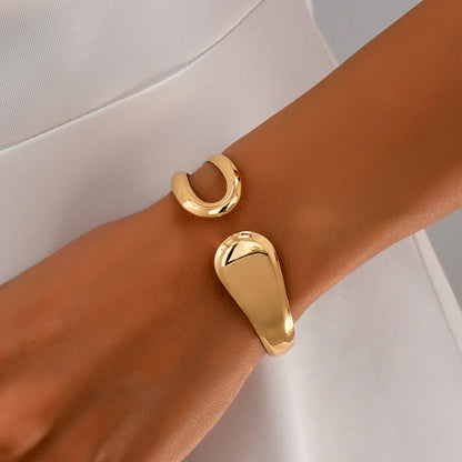 A Women's Fashionable Open Bracelet, Stylish and Versatile Hollow Geometric Design Open Bracelet, Suitable for Everyday Wear