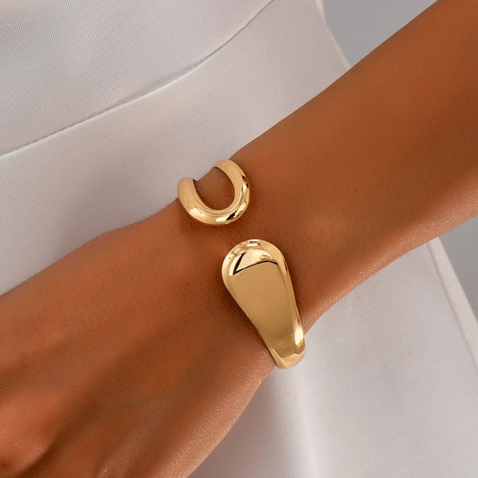 A Women's Fashionable Open Bracelet, Stylish and Versatile Hollow Geometric Design Open Bracelet, Suitable for Everyday Wear