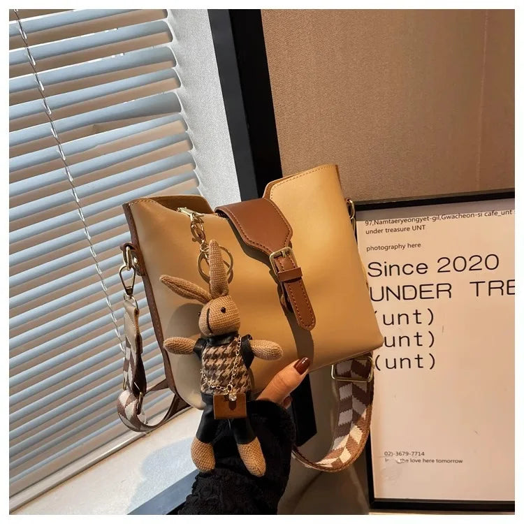 New women's bag with a premium feel, wide strap crossbody bucket bag, fashionable and trendy must-have popular design