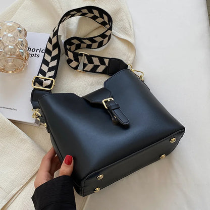 New women's bag with a premium feel, wide strap crossbody bucket bag, fashionable and trendy must-have popular design