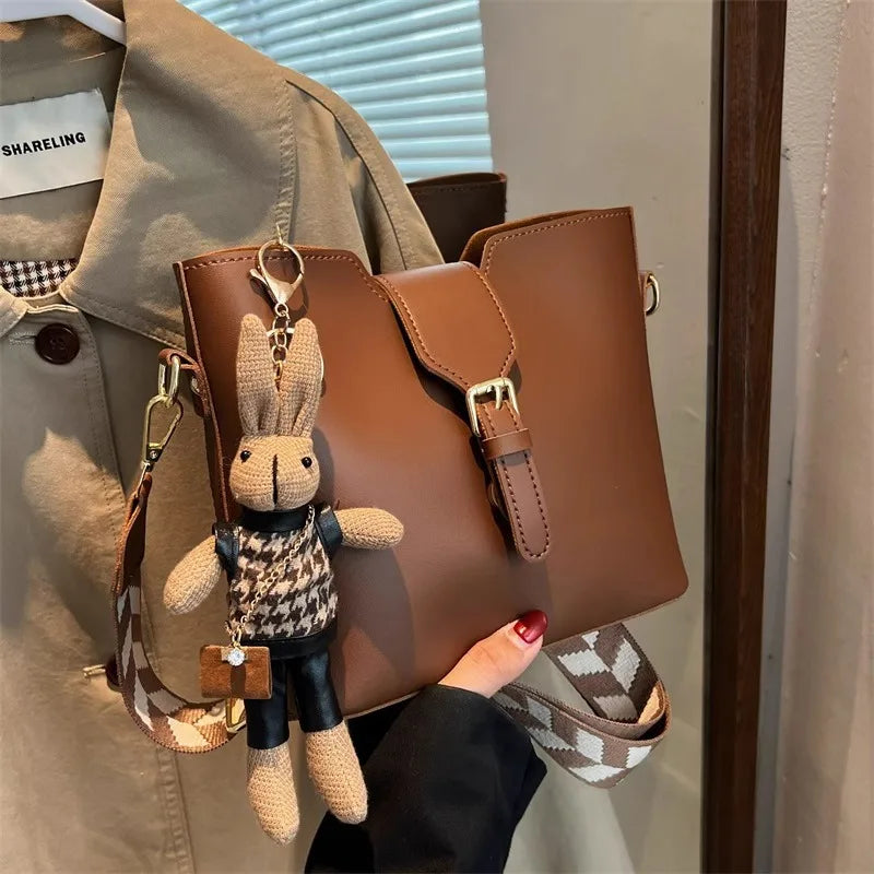 New women's bag with a premium feel, wide strap crossbody bucket bag, fashionable and trendy must-have popular design