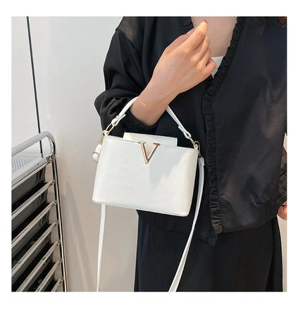 New Fashionable V Decor Shoulder Bag Trendy Ins Bucket Crossbody Handbag For Women