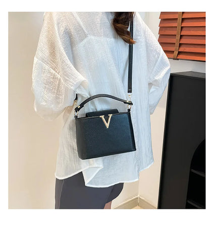 New Fashionable V Decor Shoulder Bag Trendy Ins Bucket Crossbody Handbag For Women