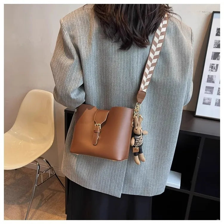 New women's bag with a premium feel, wide strap crossbody bucket bag, fashionable and trendy must-have popular design