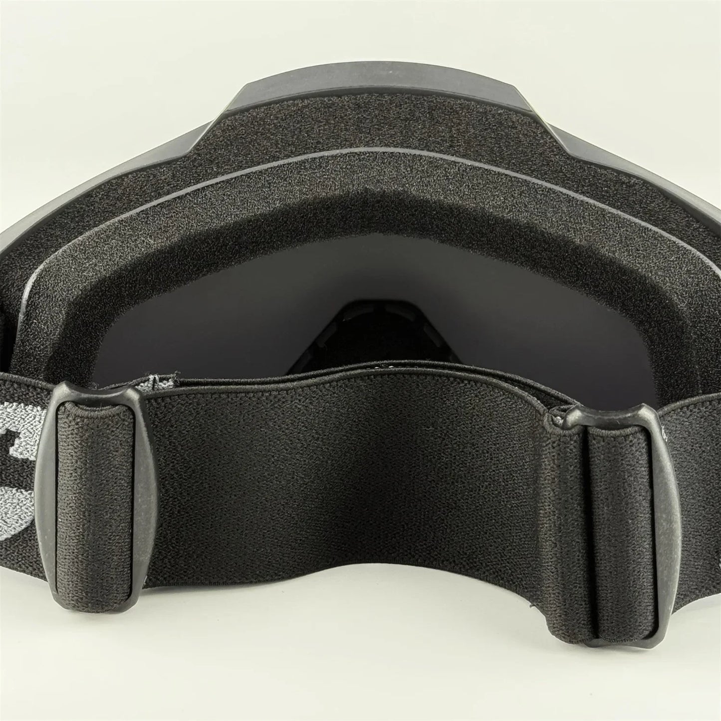Outdoor motocross goggles for dirt bike, MTB, skiing & sports. Windproof, dustproof, UV protection. Universal fit.