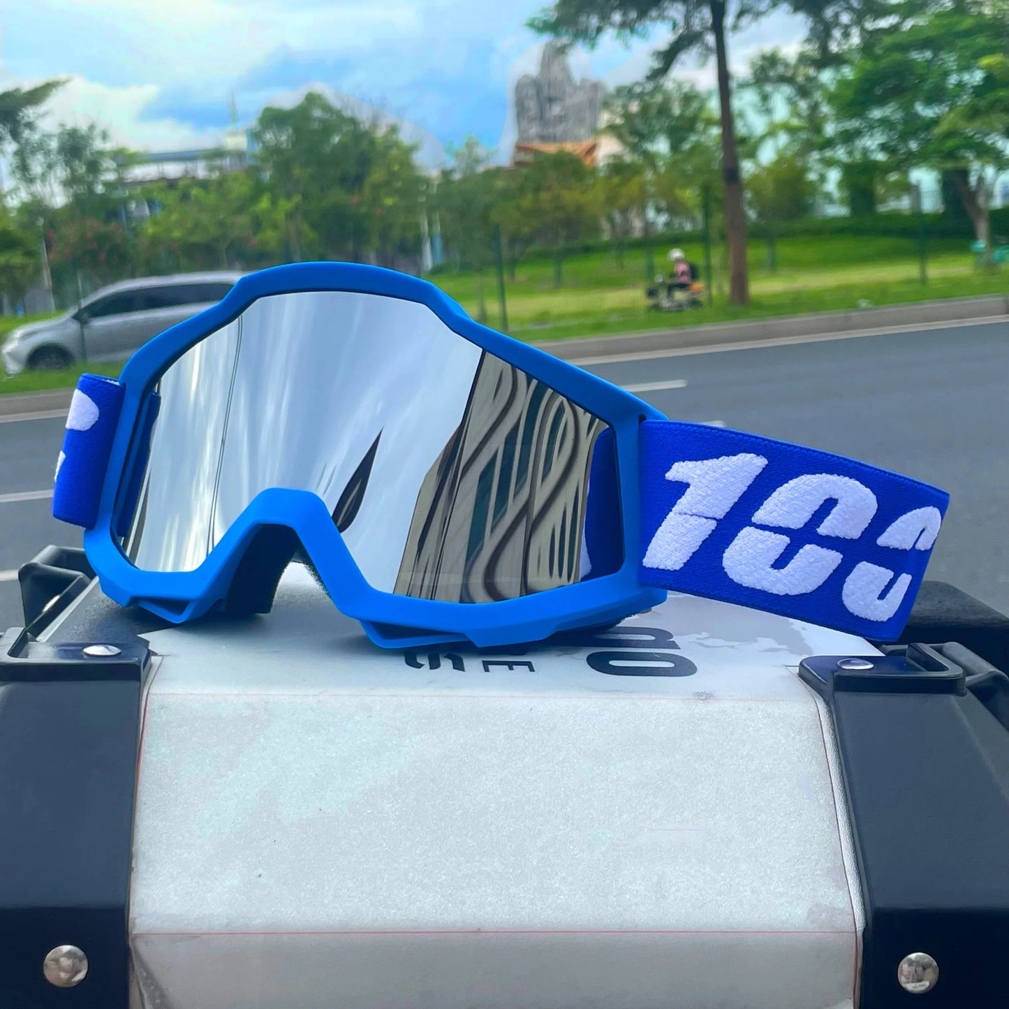 Outdoor motocross goggles for dirt bike, MTB, skiing & sports. Windproof, dustproof, UV protection. Universal fit.