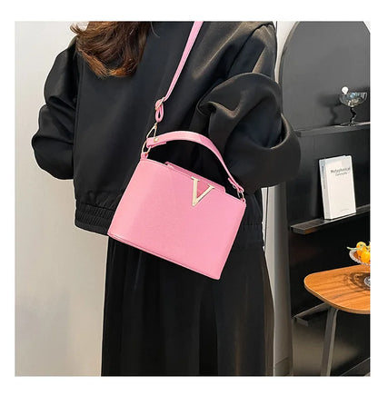 New Fashionable V Decor Shoulder Bag Trendy Ins Bucket Crossbody Handbag For Women