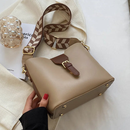 New women's bag with a premium feel, wide strap crossbody bucket bag, fashionable and trendy must-have popular design