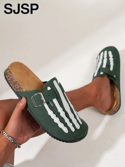 Men's New Half-Slip Halloween Trendy Skeleton Print Slip-On Design Sandals, Closed-Toe Low-Top Buckle Strap Casual Slippers, Suitable for Indoor and Outdoor Wear, Spring, Summer, and Autumn, Unique Street Style Simple Design