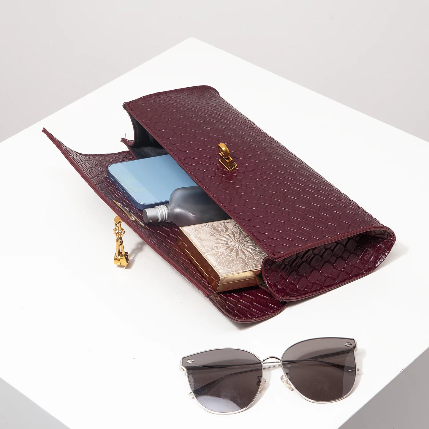 Vintage Faux Leather Woven Baguette Bag, Flap Women's Clutch, Elegant Evening Bag, Burgundy Wallet, Women's Dress Party, Wedding Accessory (Random Pattern)