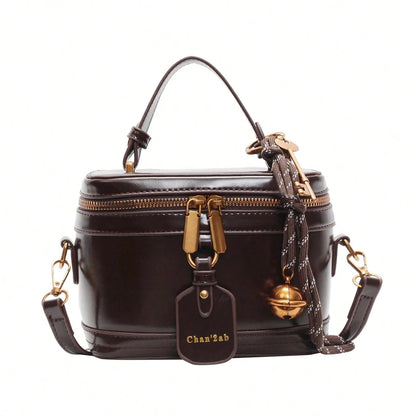 A stylish handbag with a niche design, a retro, exquisite and elegant daily all-match messenger bag.