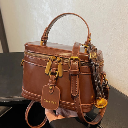 A stylish handbag with a niche design, a retro, exquisite and elegant daily all-match messenger bag.