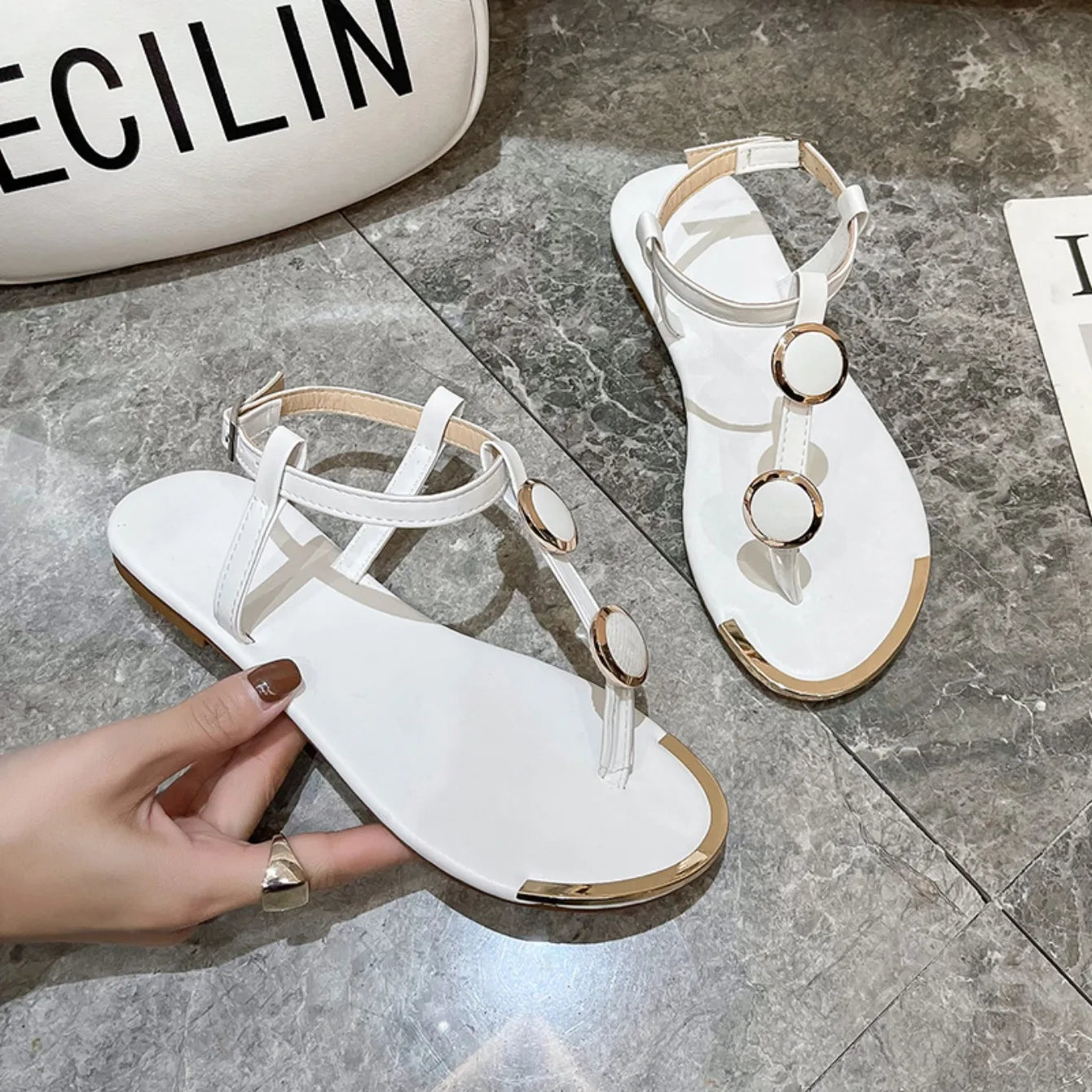 Women Sandals Summer Casual Roman Flat Sandals Flip Flops Open Toe Daily Sandals Women Luxury Designer Fashion Shoes for Women
