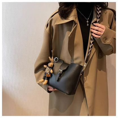 New women's bag with a premium feel, wide strap crossbody bucket bag, fashionable and trendy must-have popular design