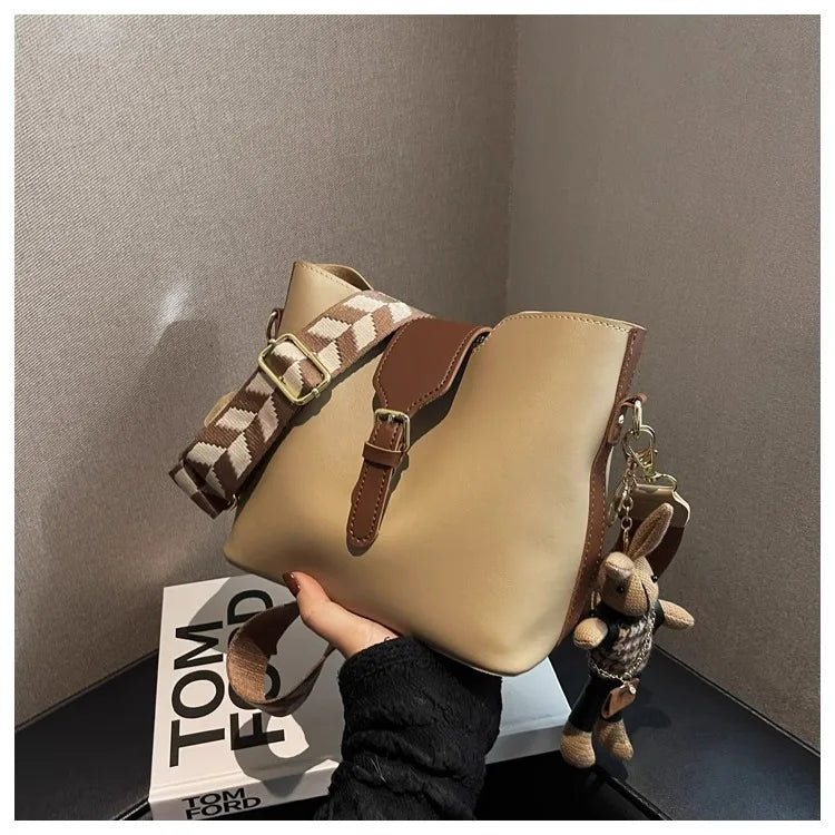 New women's bag with a premium feel, wide strap crossbody bucket bag, fashionable and trendy must-have popular design