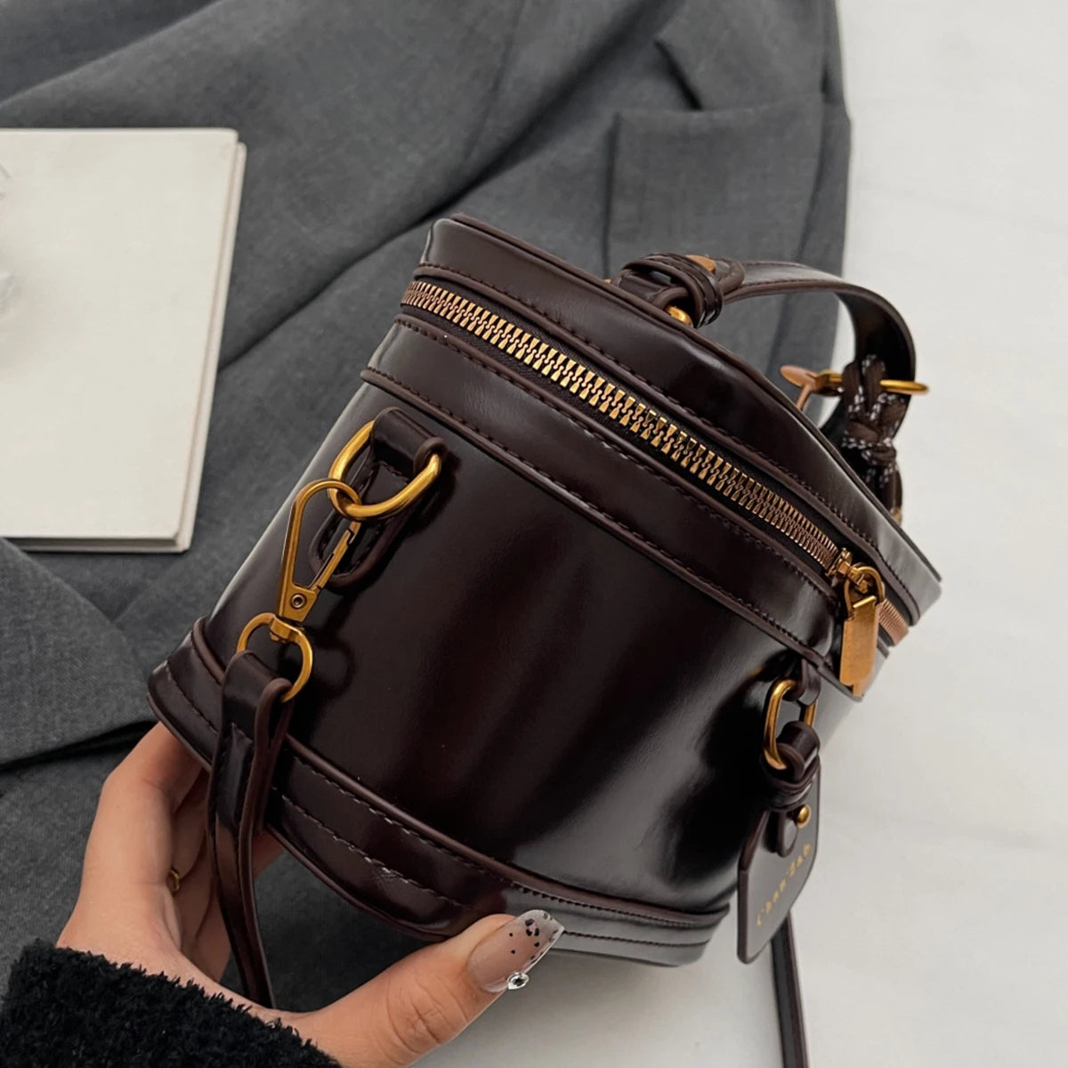 A stylish handbag with a niche design, a retro, exquisite and elegant daily all-match messenger bag.