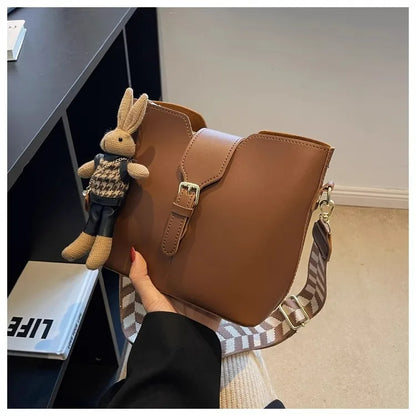 New women's bag with a premium feel, wide strap crossbody bucket bag, fashionable and trendy must-have popular design