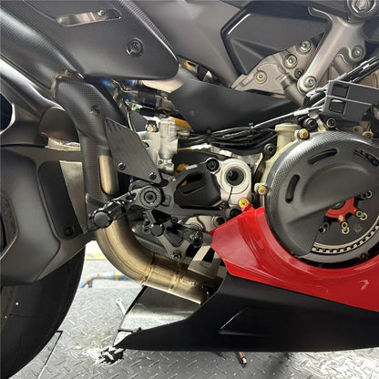Motorcycle Carbon Fiber Adjustable Footrests Rear Set Footpeg Rearset Foot Peg Pedal For PANIGALE V4 Panigale V4S 2025