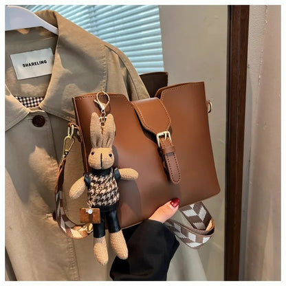 New women's bag with a premium feel, wide strap crossbody bucket bag, fashionable and trendy must-have popular design
