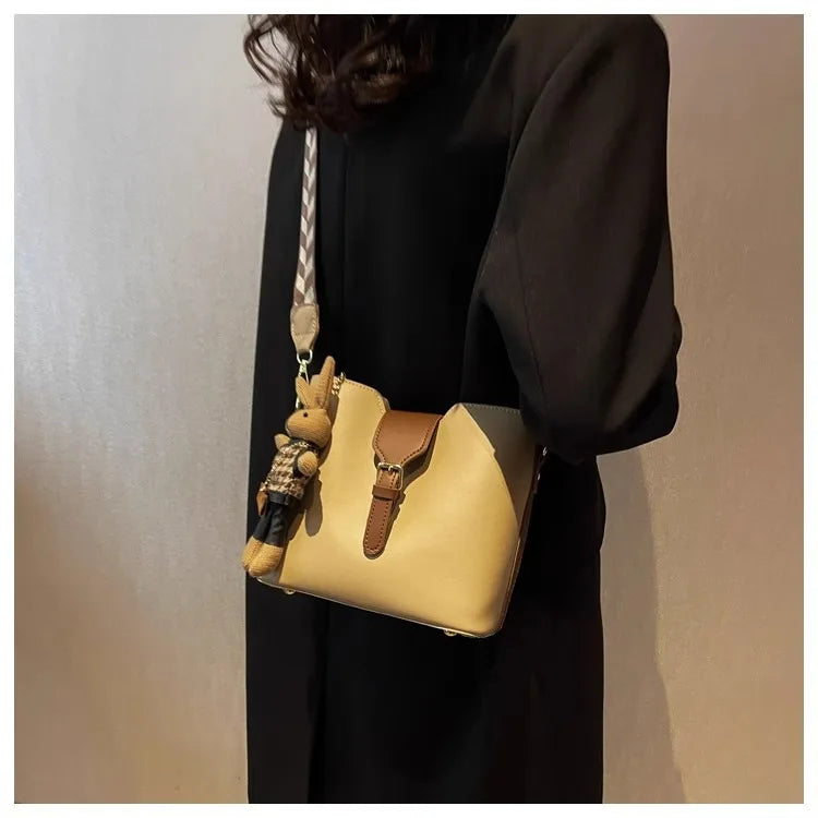 New women's bag with a premium feel, wide strap crossbody bucket bag, fashionable and trendy must-have popular design