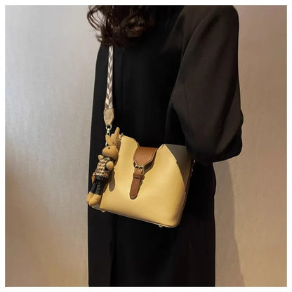 New women's bag with a premium feel, wide strap crossbody bucket bag, fashionable and trendy must-have popular design