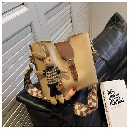 New women's bag with a premium feel, wide strap crossbody bucket bag, fashionable and trendy must-have popular design