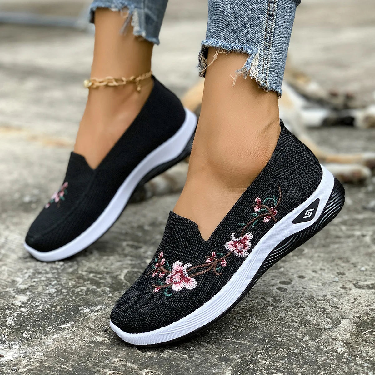Lightweight Breathable Mesh Casual Shoes Comfortable Non Slip Soft Sole Sport Shoes Fashion Embroidered Large Size Women Shoes