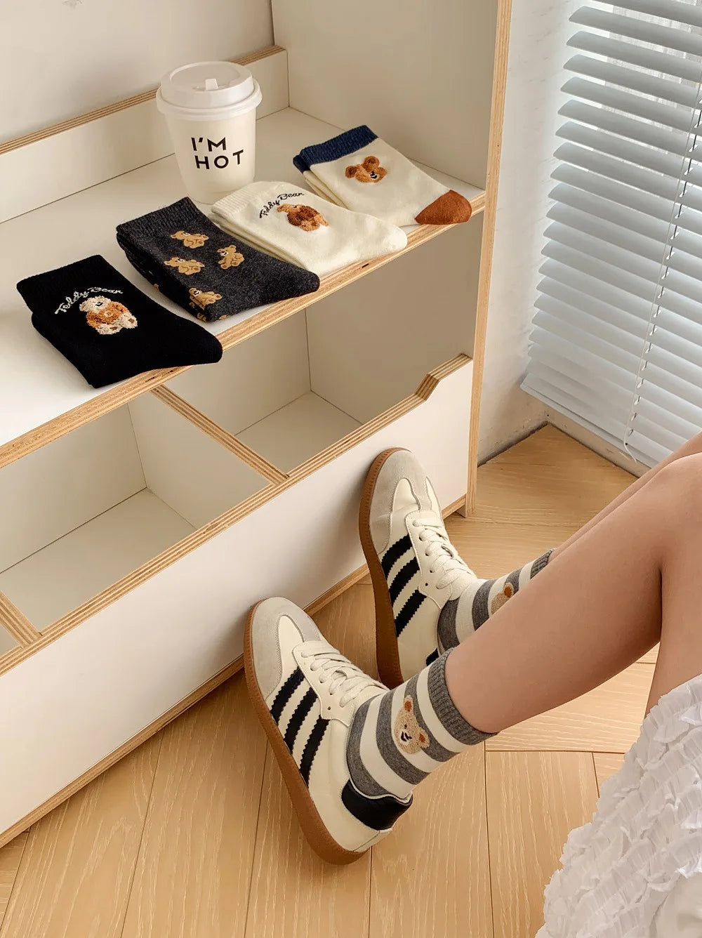 1 pair of men's and women's socks, cartoon gentleman bear cotton Harajuku skateboard socks, novel and breathable Christmas gifts