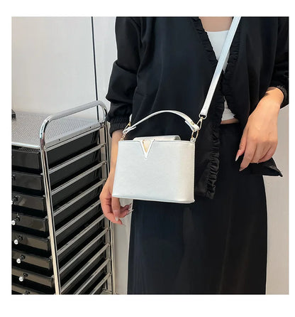 New Fashionable V Decor Shoulder Bag Trendy Ins Bucket Crossbody Handbag For Women