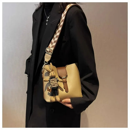 New women's bag with a premium feel, wide strap crossbody bucket bag, fashionable and trendy must-have popular design