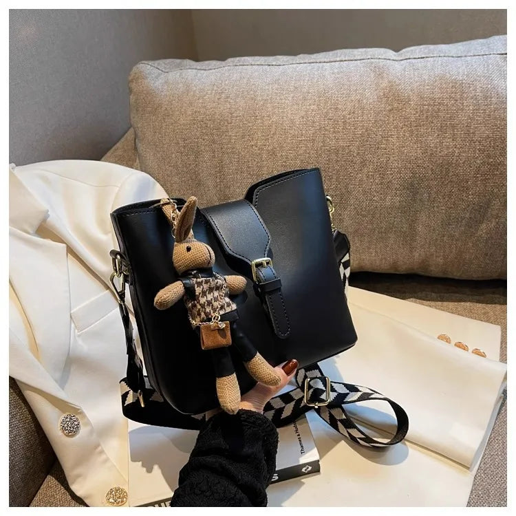New women's bag with a premium feel, wide strap crossbody bucket bag, fashionable and trendy must-have popular design