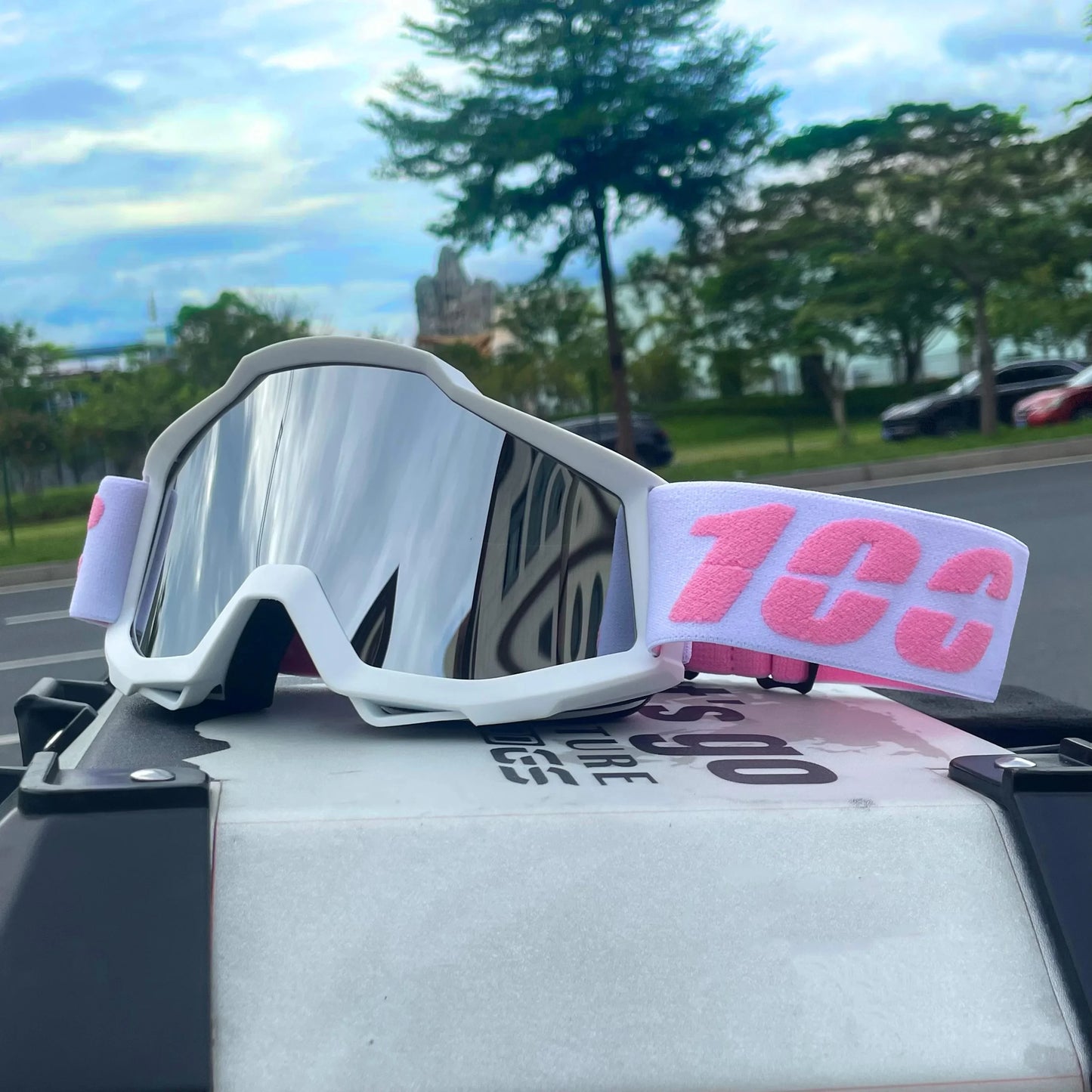 Outdoor motocross goggles for dirt bike, MTB, skiing & sports. Windproof, dustproof, UV protection. Universal fit.