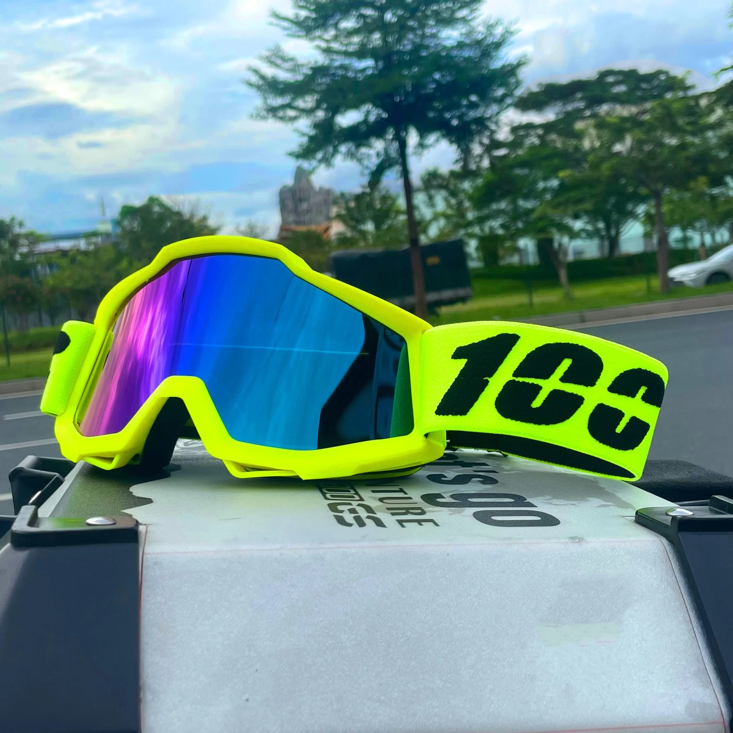 Outdoor motocross goggles for dirt bike, MTB, skiing & sports. Windproof, dustproof, UV protection. Universal fit.