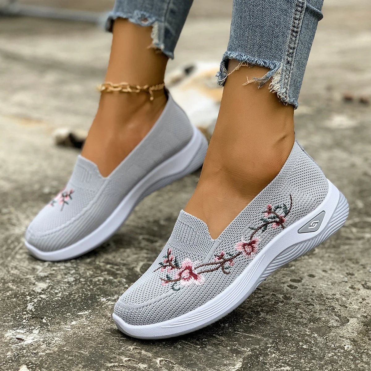 Lightweight Breathable Mesh Casual Shoes Comfortable Non Slip Soft Sole Sport Shoes Fashion Embroidered Large Size Women Shoes